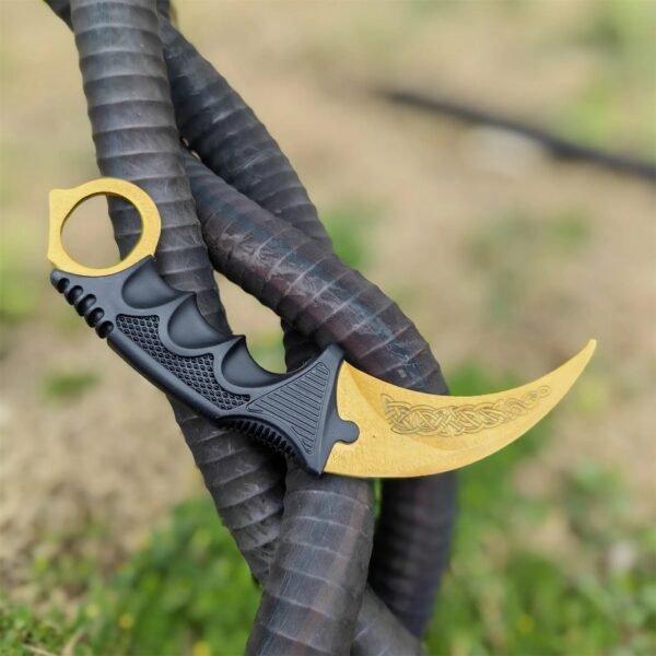 Karambit ✩ | Lore